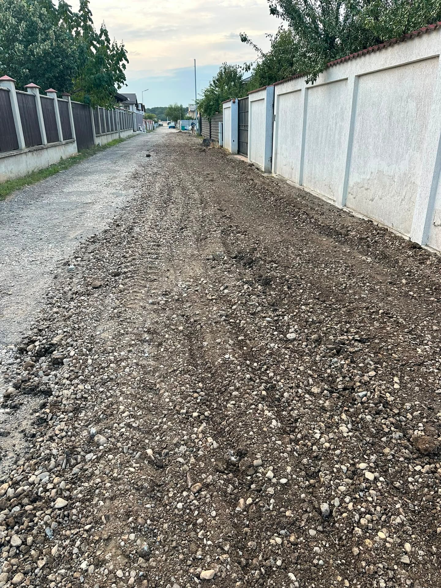 Stradă rezidențială după astuparea și nivelarea șanțului pentru rețeaua electrică subterană